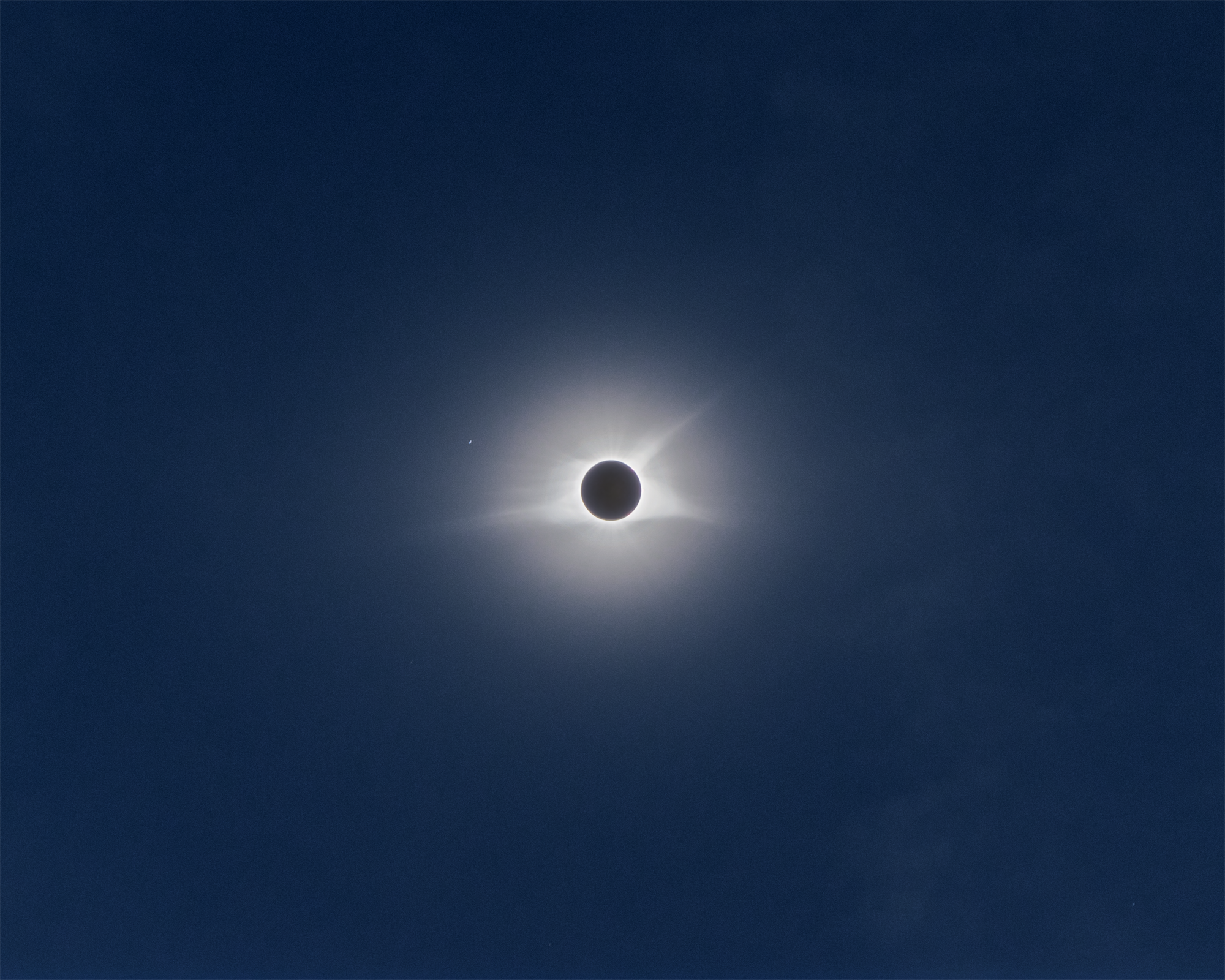 The skies of totality